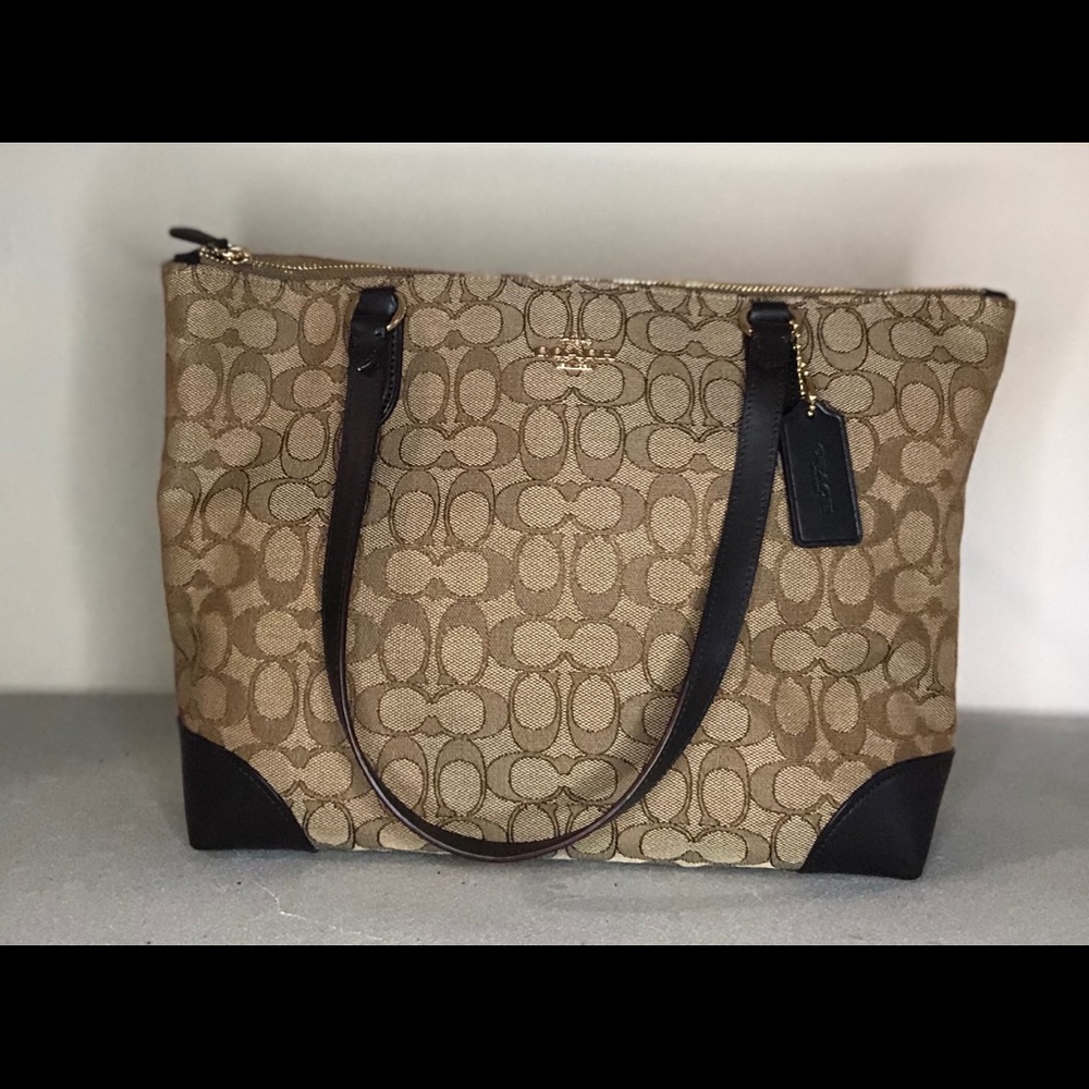NEW WITH TAGS Coach Signature Zip Tote